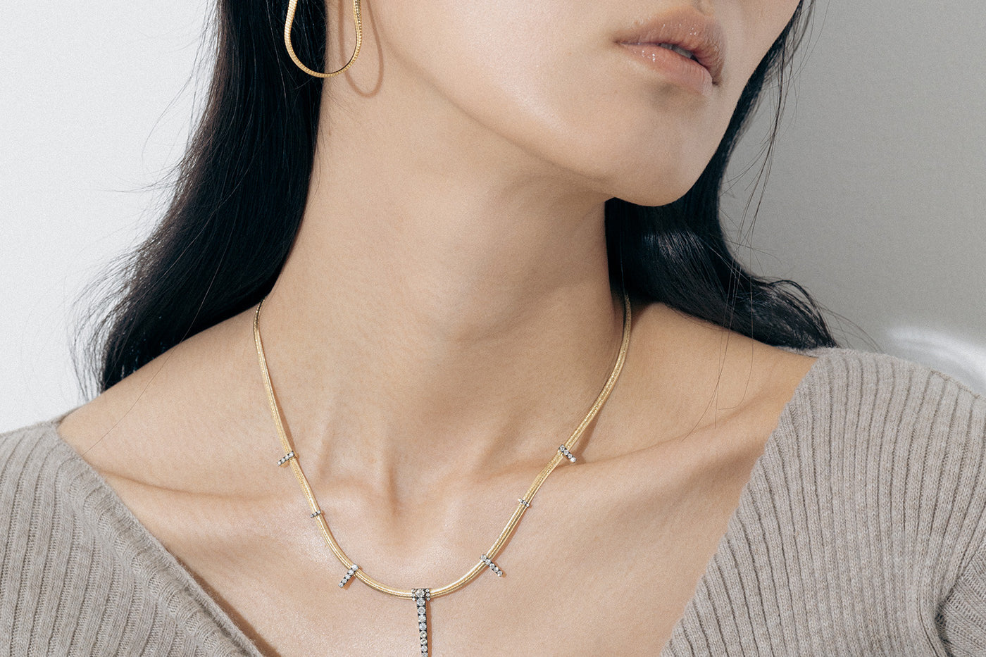 Yellow Gold Necklace with seven Diamond-lined, Rhodium plated rays spaced out along it - Model shot
